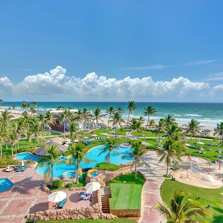 Crowne Plaza Resort Salalah, an IHG Hotel Esterno foto View of the beach at the Hard Rock Hotel