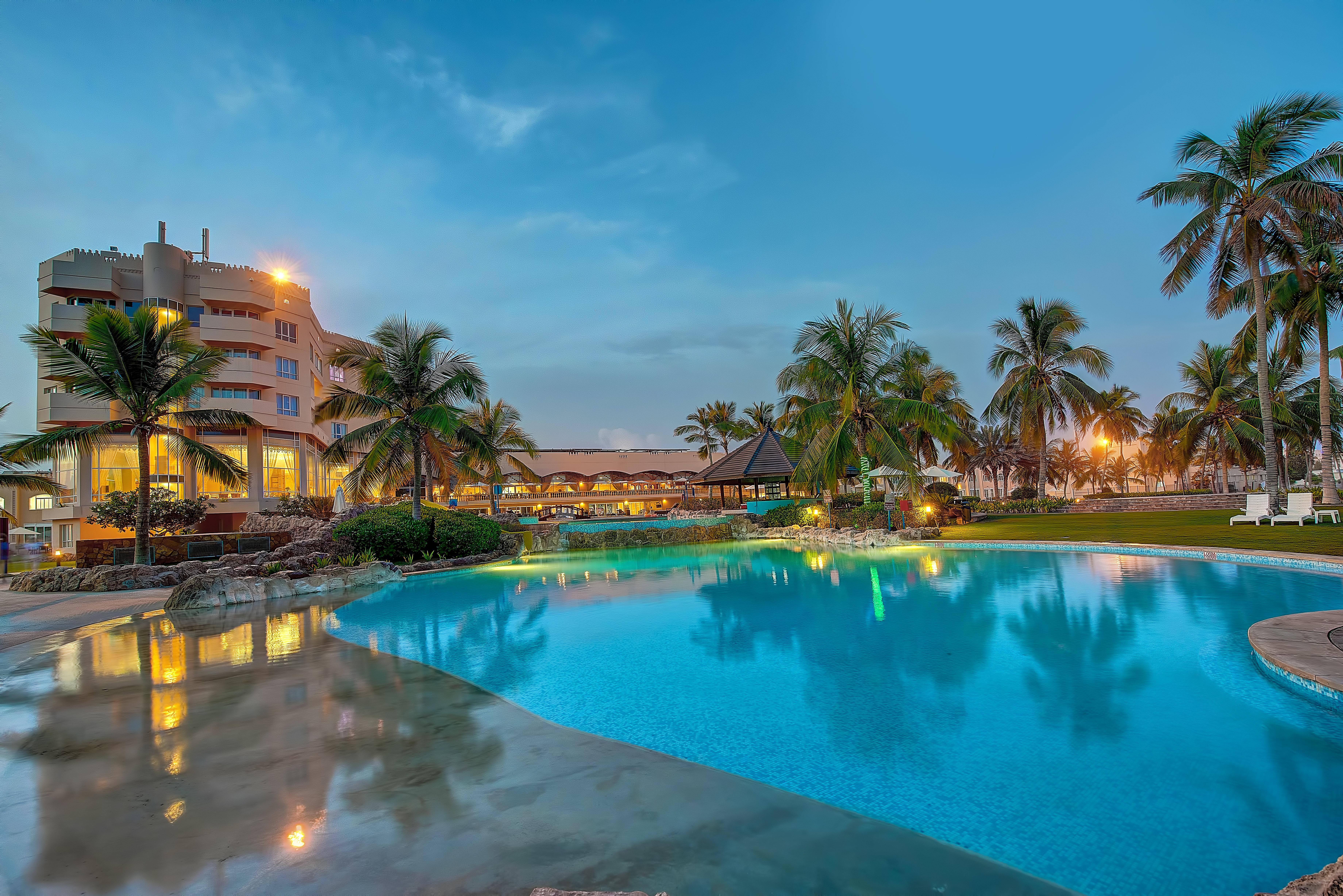 Crowne Plaza Resort Salalah, an IHG Hotel Esterno foto The pool at the Kempinski, Accra