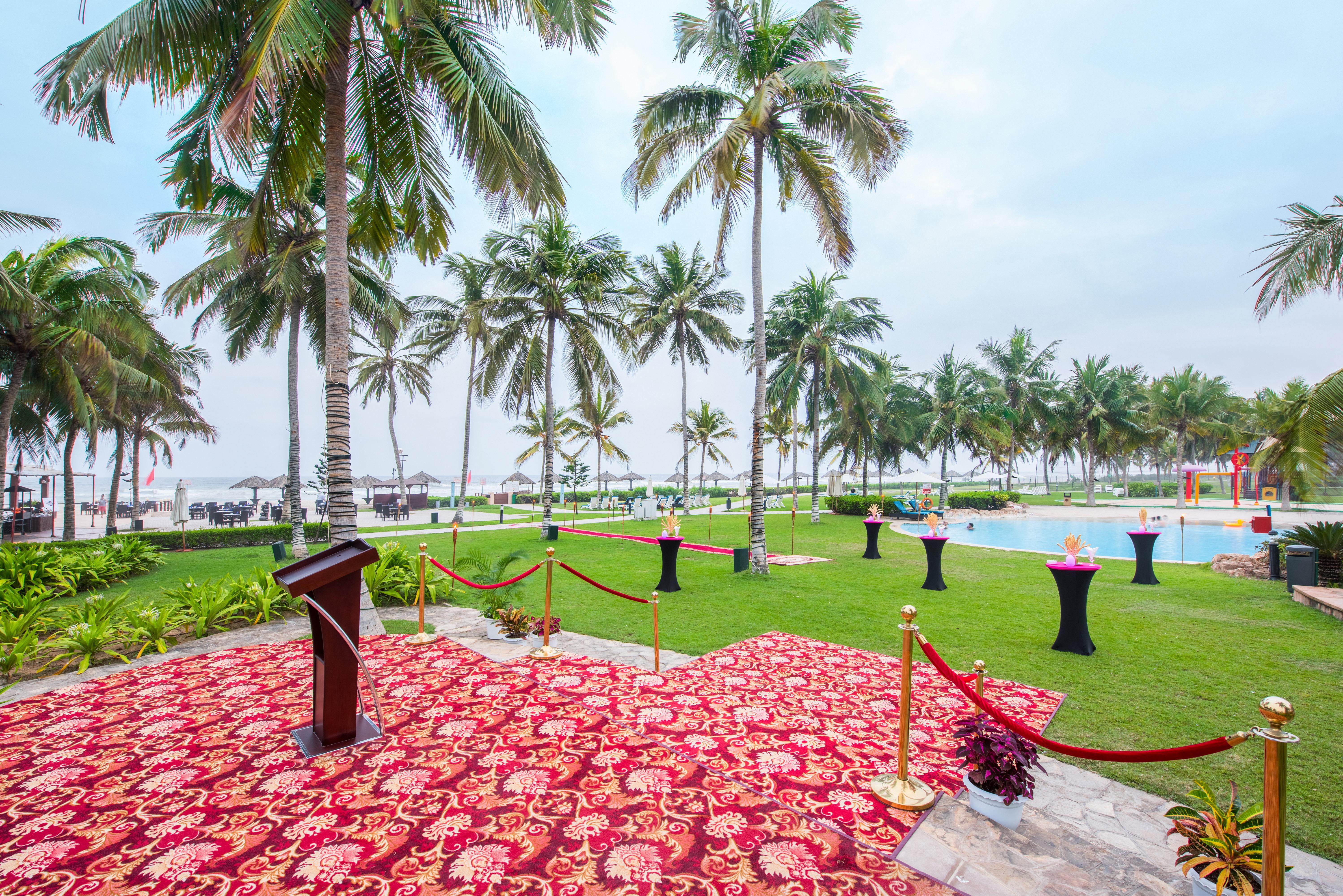 Crowne Plaza Resort Salalah, an IHG Hotel Esterno foto The pool at the La Palm Royal Beach Hotel