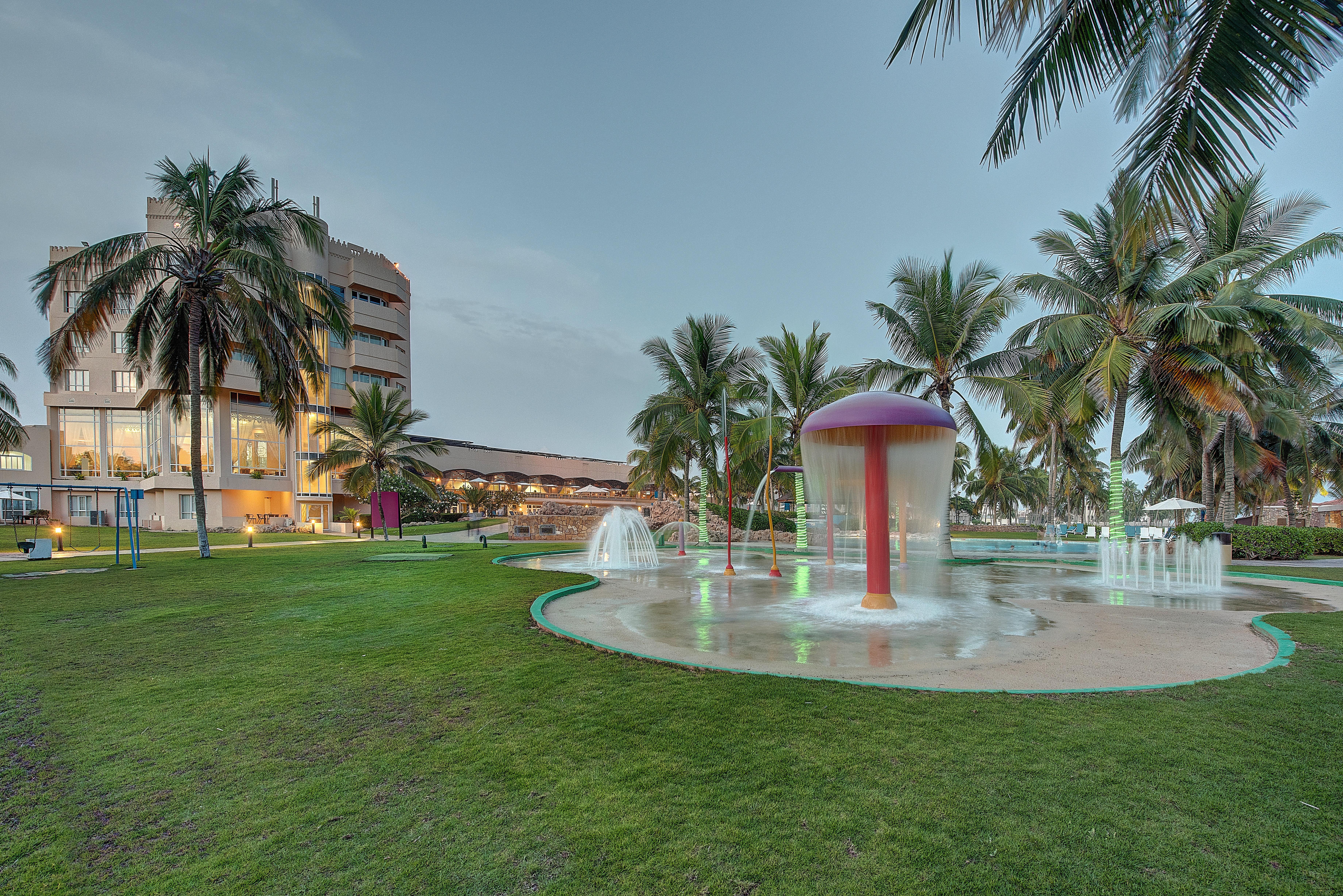 Crowne Plaza Resort Salalah, an IHG Hotel Esterno foto The resort's water park