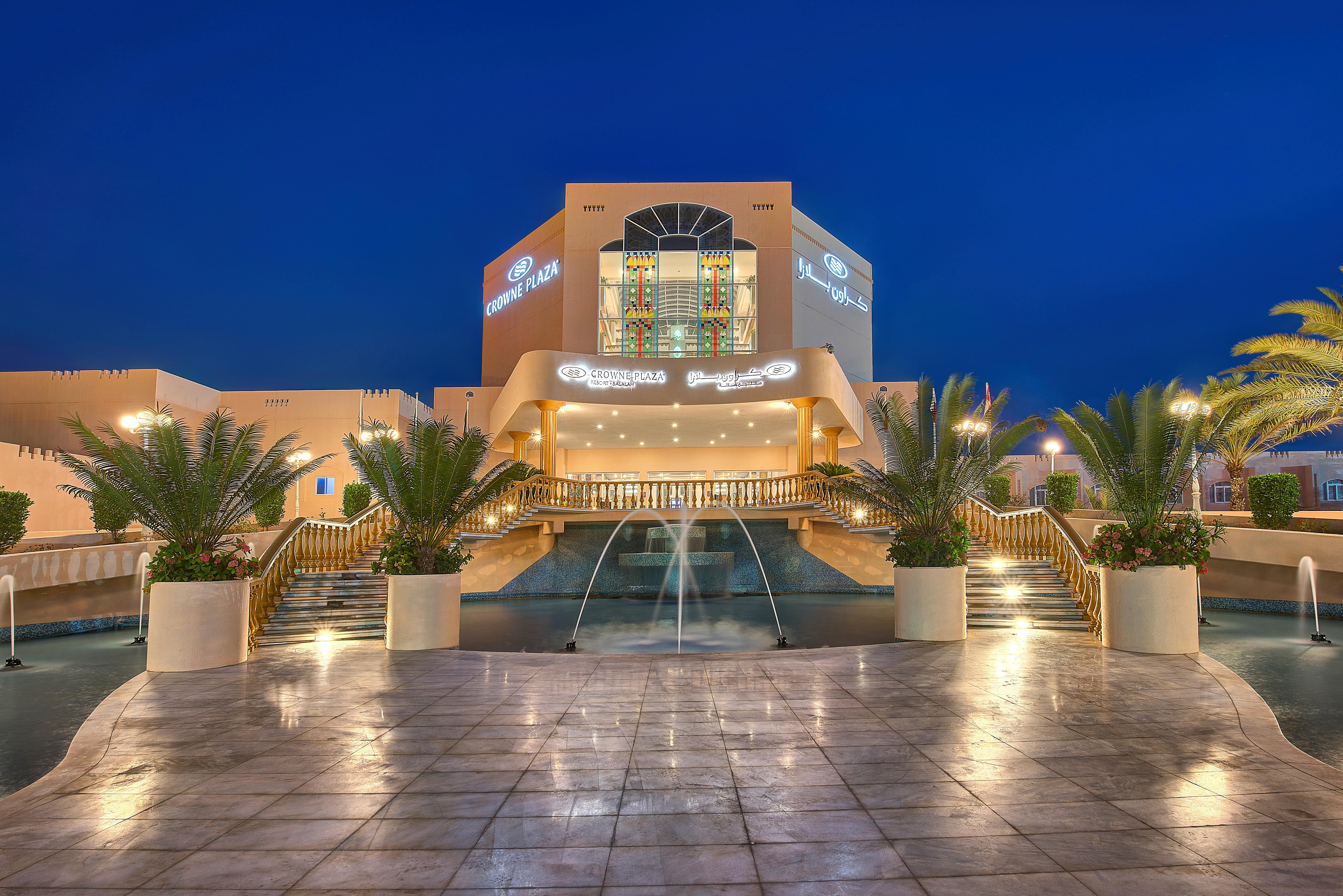 Crowne Plaza Resort Salalah, an IHG Hotel Esterno foto The mall at night