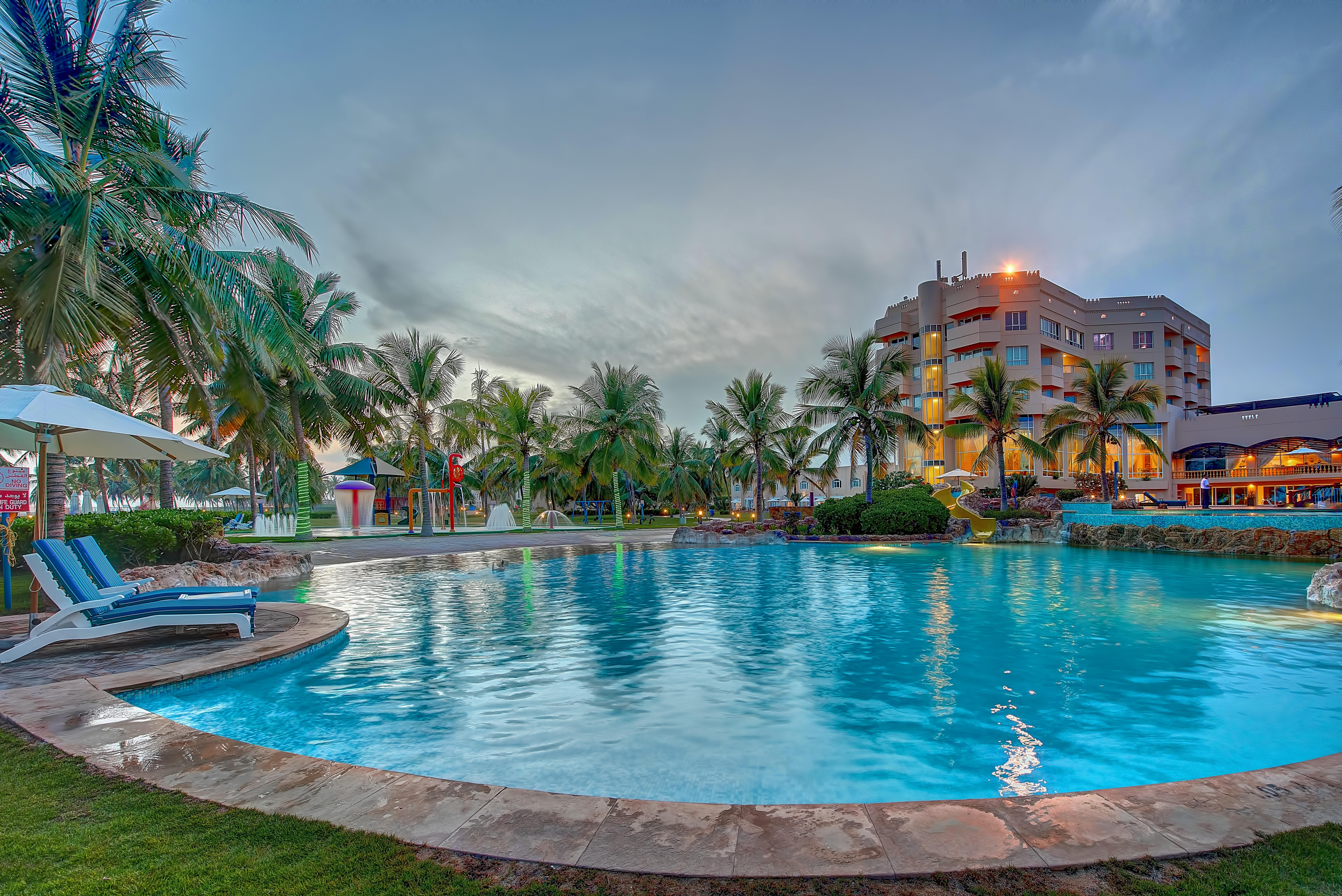 Crowne Plaza Resort Salalah, an IHG Hotel Esterno foto The swimming pool at the hotel