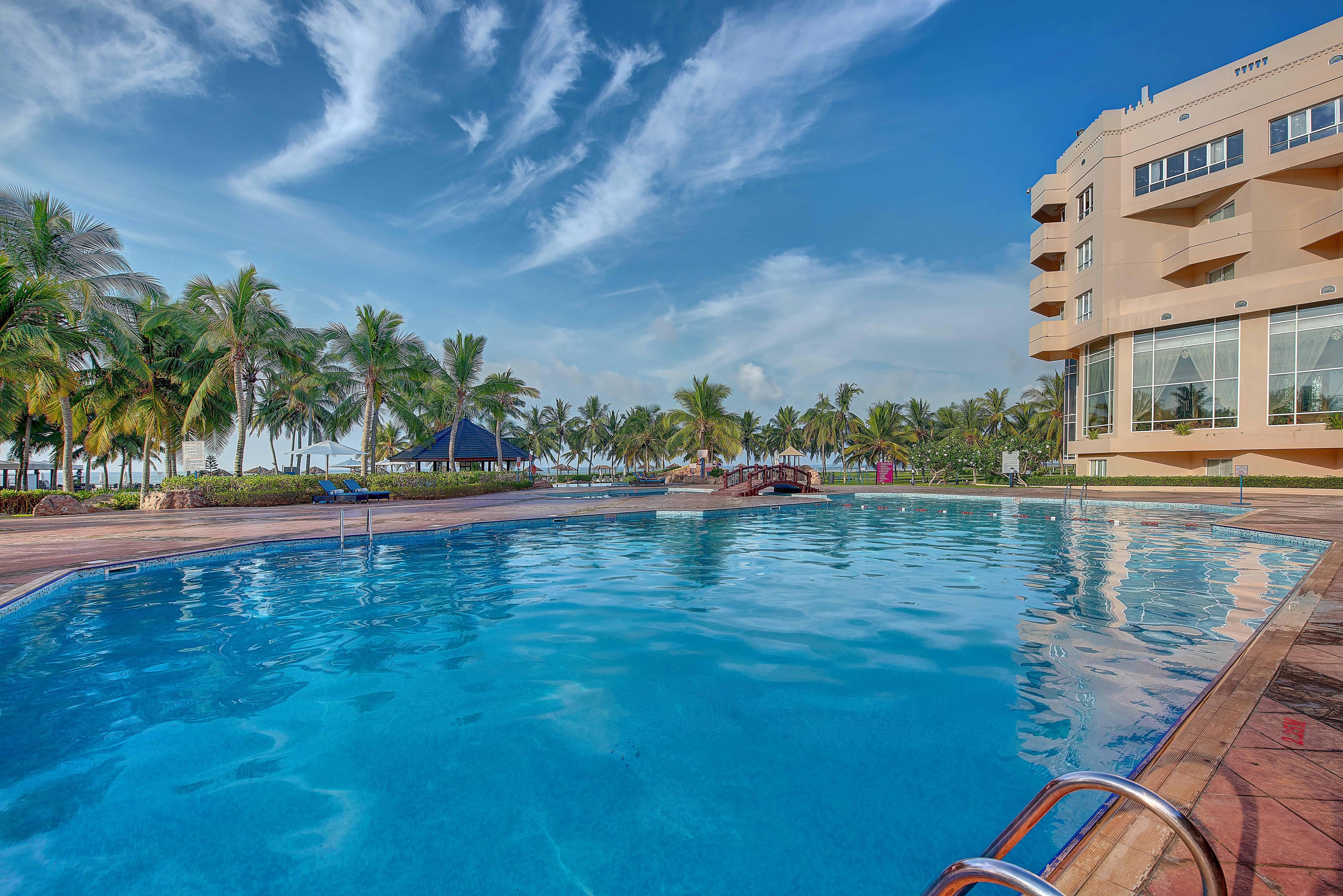 Crowne Plaza Resort Salalah, an IHG Hotel Esterno foto The swimming pool at the hotel